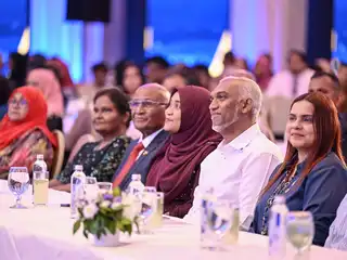 ރައީސްގެ ދެކަނބަލުން، ސްރީލަންކާގައި ދިރިއުޅޭ ދިވެހިންނާ ބައްދަލުކުރައްވަން ބޭއްވި ހަފްލާއެއްގައި ޚާރިޖީ ވަޒީރު އިރުތިޝާމް އާދަމް ރައީސް މުއިއްޒުގެ އަރިހުގައި