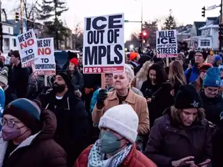 އެމެރިކާގެ މިނިއަޕޮލިސް ގައި 37 އަހަރުގެ އަންހެނަކު ބަޑިޖަހާ މަރާލުމާ ގުޅިގެން މުޒާހަރާ ކުރަނީ