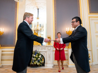 Ambassador Omar Abdul Razzak presents credentials to King of Netherlands