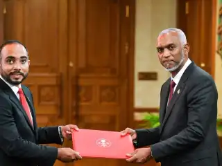 ރައީސް މުއިއްޒު ޔޫތު މިނިސްޓަރު ކަމަށް އިބްރާހިމް ވަހީދު (އަސްވާޑު) އައްޔަނުކުރުމަށް ބޭއްވި ރަސްމިއްޔާތުގެ ތެރެއިން