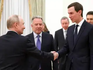 ރަޝިޔާގެ މޮސްކޯގެ ކްރެމްލިންގައި ރަޝިޔާގެ ރައީސް ވްލަޑިމިއާ ޕުޓިން އެމެރިކާގެ ރައީސް ޑޮނަލްޑް ޓްރަމްޕްގެ ޚާއްސަ މަންދޫބު ސްޓީވް ވިޓްކޮފް އާއި ޖެރެޑް ކުޝްނާއާ އެކު ބައްދަލުވުމެއްގައި ބައިވެރިވެވަޑައިގަންނަވަނީ -ޖެނުއަރީ 22، 2026 