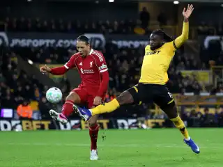 އިނގިރޭސި ޕްރިމިއާ ލީގުގައި ވުލްވްސް އާއި ލިވަޕޫލް ބައްދަލު ކުރި މެޗުގެ ތެރެއިން