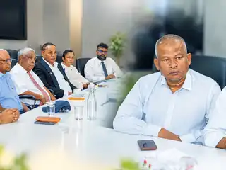 ފަތުރުވެރިކަމުގެ ސިނާއަތުގައި ހުރި ގޮންޖެހުންތަކަށް ހައްލު ހޯދުމަށް ސަރުކާރުގެ ވަޒީރުން އެ ދާއިރާގެ އިސްވެރިންނާ ބައްދަލުކުރައްވައިފި