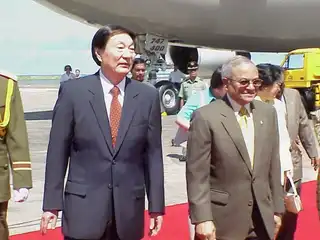 ޗައިނާގެ ބޮޑުވަޒީރު ޒޫ ރޮންގްޖީ (ވ) ރާއްޖެއަށް ކުރެއްވި ދެ ދުވަހުގެ ރަސްމީ ދަތުރުފުޅުގައި، 2001 މެއި 16 ގައި ހުޅުލޭ އެއާޕޯޓުން ރައީސުލްޖުމްހޫރިއްޔާ އަލްއުސްތާޛު މައުމޫން އަބްދުލްގައްޔޫމާ މަރުހަބާ ވިދާޅުވަނީ