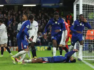 ޕަފޯސް އަތުން މޮޅުވެ، ޗެލްސީ ހަމަޔަކަށް 