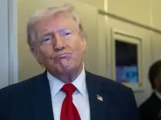 މާރިޗު މަހުގެ 7 ވަނަ ދުވަހު މިއާމީއަށް ކުރެއްވި ދަތުރުފުޅުގައި، ރިޔާސީ މަތިންދާބޯޓު "އެއަރ ފޯސް ވަން" ގައި މީޑިއާގެ މަންދޫބުންނާ ރައީސް ޑޮނަލްޑް ޓްރަމްޕް ވާހަކަދައްކަވަނީ.