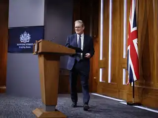 ޑައުނިން ސްޓްރީޓްގައި އޮތް ނޫސްވެރިންގެ ބައްދަލުވުމުގައި އިނގިރޭސިވިލާތުގެ ބޮޑު ވަޒީރު ކިއާ ސްޓާމާ ބައިވެރިވެ ވަޑައިގަންނަވަނީ