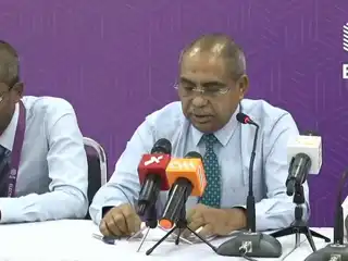 އިލެކްޝަންސް ކޮމިޝަނުން ބޭއްވި ނޫސްވެރިންގެ ބައްދަލުވުމުގައި އެ ކޮމިޝަނުގެ ރައީސް މުހައްމަދު ޒާހިދު