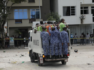 ހަމަ ނުޖެހުން ހިންގި ބިދޭސީންގެ ތެރެއިން ބައެއް ބިދޭސީން ފުލުހުންގެ ވެހިކަލްއެއްގައި ގެންދަނީ