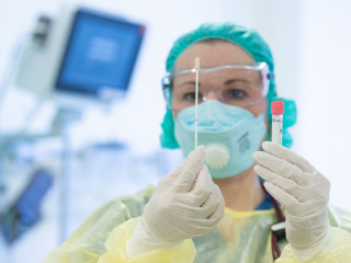 ކޮވިޑްގެ ސާމްޕަލްއެއް: ދާދިފަހުން ކޮވިޑް ޓެސްޓުގެ ނަތީޖާ 15 މިނެޓުން ލިބޭ ޓެސްޓު ކިޓްތަކެއް ބޭނުންކުރުމުގެ ހުއްދަ ވަނީ ދީފަ