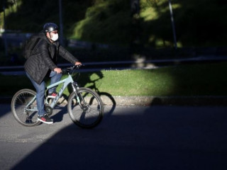 ކޮލަމްބިއާގައި މީހަކު މާސްކު އަޅައިގެން ބައިސްކަލު ދުއްވާފައިދަނީ