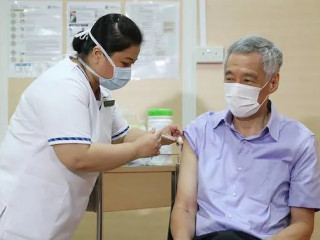 ސިންގަޕޫރުގެ ބޮޑުވަޒީރު ލީ ސެންގ ލޫންގް ކޮވިޑް-19 ވެކްސިންގެ ފުރަތަމަ ޑޯޒް ޖައްސަވަނީ