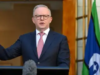 އޮސްޓްރޭލިއާގެ ބޮޑުވަޒީރު އެންތަނީ އެލްބަނީސް ނޫސްވެރިންގެ ބައްދަލުވުމެއްގައި މީޑިއާތަކާ ވާހަކަ ދައްކަވަނީ.