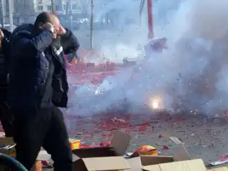 ޗައިނާގެ ފަޓާސް ފިހާރަ އެއްގައި ބާރުގަދަ ގޮވުންތަކެއް ހިނގާ، 12 މީހުން މަރުވެއްޖެ