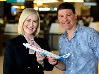 ޑިސެމްބަރު 19، 2025 ގައި ރިލީޒްކުރި ފޮޓޯގައި ފެންނަނީ މެލްބަން އެއާޕޯޓްގެ ސީއީއޯ ލޯރީ އާގަސް (ވ) އާއި ލަގްޒަރީ އެސްކޭޕް ގެ ކޯ ފައުންޑަރ އަދި ސީއީއޯ  އެޑަމް ޝްވާބް، މެލްބޯން އެއާޕޯޓުގައި މޯލްޑިވިއަން އޭ330 މަތިންދާބޯޓެއްގެ މޮޑެލް އަކާ އެކު.