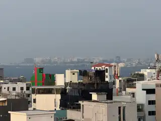 މާލޭގެ އިމާރާތެއްގެ މަތިން ނަގާފައިވާ ފޮޓޯއެއް، ވައި ނުސާފުވުމުގެ ސަބަބުން ހުޅުމާލެ ސާފުކޮށް ނުފެނޭ 