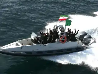 އީރާނުގެ އަސްކަރިއްޔާއިން 12 މާރިޗު 2025 ގައި އާންމުކޮށްފައިވާ މި ފޮޓޯއިން ފެންނަނީ، އޮމާން ކަނޑުގައި ކުރިއަށްދިޔަ އަސްކަރީ ތަމްރީނެއްގެ ތެރެއިން އެ ގައުމުގެ ކަނޑުގެ ސިފައިން މޮޓޯ ބޯޓެއްގައި ހަރަކާތްތެރިވާ މަންޒަރު.