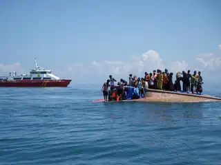 މިޔަންމާގެ އައްސޭރިފަށުގެ ދެ ސަރަހައްދެއްގައި ހިނގި ކަމަށް ބެލެވޭ ނުރައްކާތެރި ކަނޑުމަތީ ހާދިސާއެއްގައި، 500 އަށްވުރެ ގިނަ މީހުން މަރުވެފައިވާ ކަމަށް ބެލެވޭ ކަމަށް އދ. އިން ބުނެފި