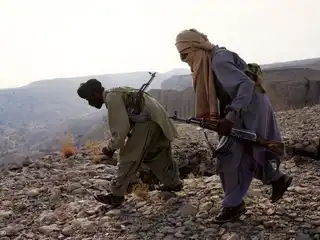 ޕާކިސްތާނުގެ ބަލުޗިސްތާން ޕްރޮވިންސްގެ ކަހާން ކައިރީގައި، އެ ގައުމުގެ އަސްކަރީ އައުޓްޕޯސްޓަކަށް ހަމަލާދިނުމަށް އެ ސަރަހައްދުގެ ގަބީލާތަކަށް ނިސްބަތްވާ ހަނގުރާމަވެރިން ތައްޔާރުވަމުންދަނީ - ޖެނުއަރީ 31، 2006.