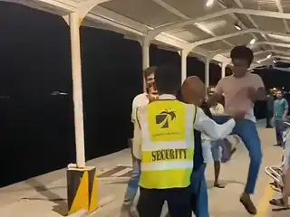 އެއަރޕޯޓުގައި ބިދޭސީންތަކެއް ހިންގި މާރާމާރި