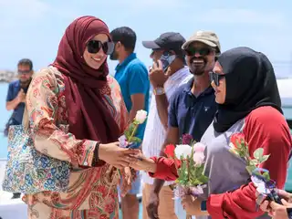 ރާއްޖެޓީވީ ގެ ޓީމުން ކަމަދުއަށް ދިއުމުން އެ ރަށުގެ ކައުންސިލްގެ ރައީސް ހަސަން ޒަރީރު އާއި ކަމަދޫ އީދު ކޮމެޓީގެ ރައީސް މުހައްމަދު ޝަމީމް ގެ އިތުރުން ކޮމިޓީގެ މެންބަރުން ވަނީ ހޫނު މަރުހަބާ އެއް ކިޔާފަ 