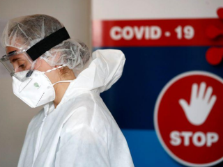 ފްރާންސްގައި ސިއްހީ މަސައްކަތްތެރިއަކު ޕީޕީއީ ލައިގެން