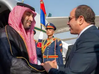 ސައުދީ އަރަބިއްޔާގެ ވަލީއަހުދު މުހައްމަދު ބިން ސަލްމާން، 2024 ވަނަ އަހަރު މިސްރުގެ ގާހި ރާއަށް ކުރެއްވި ރަސްމީ ދަތުރުފުޅުގައި، އެ ގައުމުގެ ރައީސް އަބްދުލް ފައްތާހު އަލް ސީސީ އެމަނިކުފާނަށް މަރުހަބާ ވިދާޅުވަނީ.