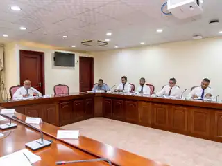 ރައްޔިތުންގެ މަޖިލީހުގެ ލާމަރުކަޒީ ކޮމިޓީއިން ދިވެހިރާއްޖޭގެ އިދާރީ ދާއިރާތައް ލާމަރުކަޒީ އުސޫލުން ހިންގުމުގެ ޤާނޫނަށް އިސްލާހު ގެނައުމުގެ ބިލު ދިރާސާކުރުން