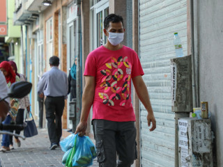 މާލޭ މަގުމަތީގައި މީހަކު މާސްކު އަޅައިގެން ހިނގާފަދަނީ