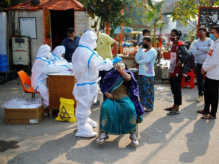 ދިއްލީގައި ސިއްހީ މަސައްކަތްތެރިން ކޮވިޑް-19 އަށް ސާމްޕަލް ނެގުމުގެ މަސައްކަތްކުރަނީ