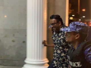 ރާއްޖެ ދޫކޮށް ދާން މަސައްކަތް ކުރީ ފުރާނަ އަށް ނުރައްކާތެރިވުމުން، މެމްބަރުންވެސް ބިރު ދެއްކި: އަދީބް