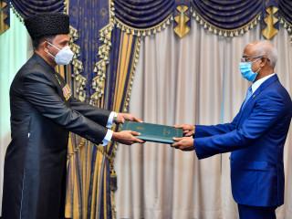 ފާކިސްތާނުގެ އައު ސަފީރު، ސަފީރުކަމުގެ ފަތްކޮޅު ރައީސުލްޖުމްހޫރިއްޔާ އާއި ހަވާލުކުރައްވަނިކޮށް