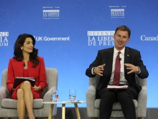 އިނގިރޭސިވިލާތުގެ ފޮރިން ސެކެރެޓަރީ ޖެރަމީ ހަންޓް (ކ) ވަކީލް އާމާލް ކުލޫނީ (ވ)