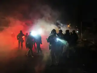 އެމެރިކާގެ މިނިއަޕޮލިސް ގައި އައިސް އެޖެންޓަކު މީހެއްގެ ފަޔަށް ބަޑިޖެހުމުން މުޅި ސަރަހައްދު ހަމަ ނުޖެހުމަކަށް ވަނީ ވެއްޓިފައި 