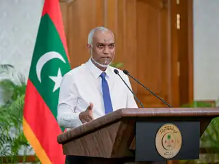 ހޯމަ ދުވަހު ބޭއްވި ނޫސްވެރިންގެ ބައްދަލުވުމުގައި ރައީސް ޑރ.މުހައްމަދު މުއިއްޒު ވާހަކަ ދައްކަވަނީ.

