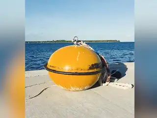 A navigational buoy in Meemu Atoll has broken loose and washed ashore.