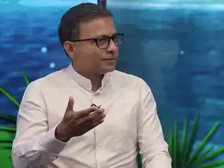 ރާއްޖެޓީވީގެ "ޑޮލަރު ބަހުސް" ގައި އަހުމަދު ޒުބެއިރު އާދަމް ވާހަކަދައްކަވަނީ. 