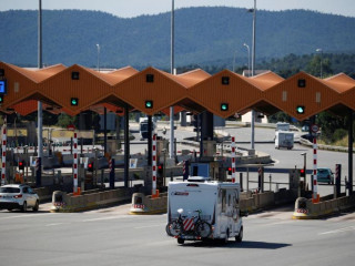 ސްޕެއިންގެ ބޯޑަރުތައް ހުޅުވާލުމާއެކު އެއަރޕޯޓްތަކުން މީހުން ދަތުރުކުރުމަށް ވަނީ ފަށާފައި