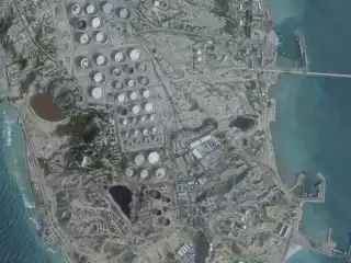 އިރާނުގެ ޚާރްގް ޖަޒީރާ ގައި ހުންނަ ތެޔޮ ޓާމިނަލެއް ސެޓެލައިޓް ފޮޓޯއަކުން ފެންނަ މަންޒަރު.