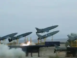 އިސްލާމިކް ރިވޮލިއުޝަނަރީ ގާޑް ކޯޕްސް (އައި.އާރު.ޖީ.ސީ) އިން ހަމަލާ ދިނުމުގައި ބޭނުން ކުރާ ޑްރޯންގެ މަންޒަރެއް.