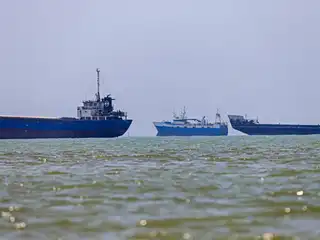 ހުރްމުޒް ކަނޑު އޮޅި ހިމެނޭ ސަރަހައްދުން އުޅަނދުތަކެއް ދަތުރު ކުރަމުން ދާ މަންޒަރު ފެންނަ ފައިލް ފޮޓޯއެއް