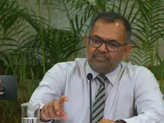 ފިނޭންސް މިނިސްޓަރ މޫސާ ޒަމީރު.