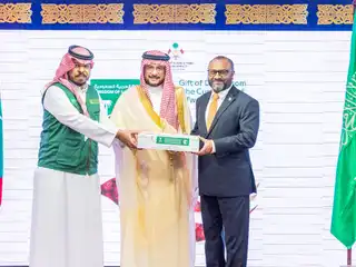 ސައުދީން ރާއްޖެއަށް 50 ޓަނުގެ ކަދުރު ހަދިޔާ ކުރި ރަސްމިއްޔާތުގެ ތެރެއިން. 
