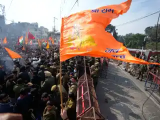 ޝްރީ މާތާ ވައިޝްނޯ ދޭވީ އިންސްޓިޓިއުޓް އޮފް މެޑިކަލް އެކްސެލެންސް އަށް ދީފައިވާ ހުއްދަ ބާތިލު ކުރުމަށް ގޮވާލާ ކަނާތުފިޔައިގެ ހިންދޫ ޖަމާއަތްތަކަށް ތާއީދުކުރާ މީހުން މުޒާހަރާ ކުރަނީ - ޑިސެމްބަރު 27، 2025. 