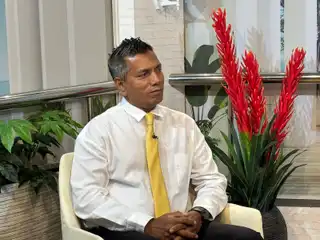ރާއްޖެޓީވީގެ ފަށާއިރު ޕްރޮގްރާމްގައި އައްޑޫ ސިޓީގެ ކުރީގެ މޭޔަރު އަބްދުﷲ ސޯދިގު ވާހަކަ ދައްކަވަނީ.

