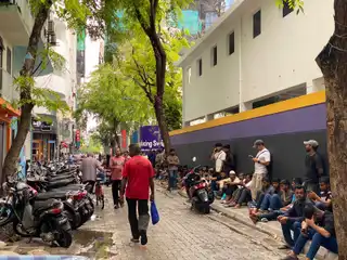 ބިދޭސީންގެ އިނގިލީގެ ނިޝާން ނެގުމަށް ބޮޑު ކިޔުއެއް ހަދައިގެން. 