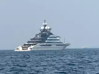 ފިލައިގެން އުޅޭ ރަޝިޔާ ގެ މަހުޖަނު މޯޑަޝޮވް ގެ 500 މިލިއަން ޑޮލަރުގެ މެގަޔޮޓު ދޫނިދޫ ކައިރީގައި ބަނދަރު ކޮށްފައި އޮއްވާ ފެނިއްޖެ