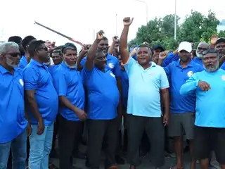 ރައީސް މުއިއްޒު، މަސްވެރިންގެ އަޑު އިވޭތޯ؟ އިވެންޏާ ވެސް އަންގާލަދެއްވާ. ނީވެންޏާ ވެސް އަންގާލަދެއްވާ!