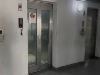 ހިޔާ ފްލެޓު ޓަވަރު 2 ގެ ލިފްޓުތަކަށް މައްސަލަ ދިމާވާތާ ގިނަ ދުވަސްތަކެއް ވަނީ ވެފައި