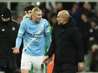 މެންޗެސްޓަރ ސިޓީ އަށް އިރުޝާާދު ދެމުން އަންނަ ޕެޕް ގާޑިއޯލާ އާއި، އެ ޓީމަށް ކުޅެމުން އަންނަ ނޯވޭގެ ފޯވާޑު އާލިން ހާލަންޑް